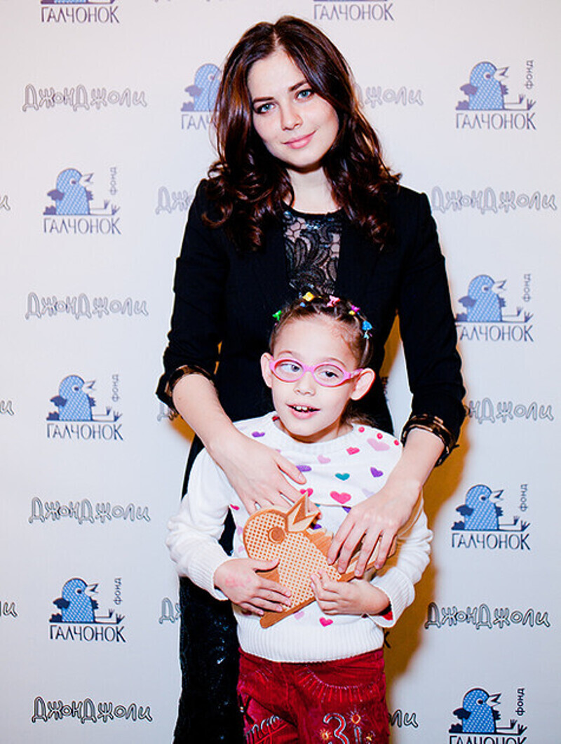 Юлия Снигирь с подопечной фонда Кристиной. Фото: материалы пресс-служб.