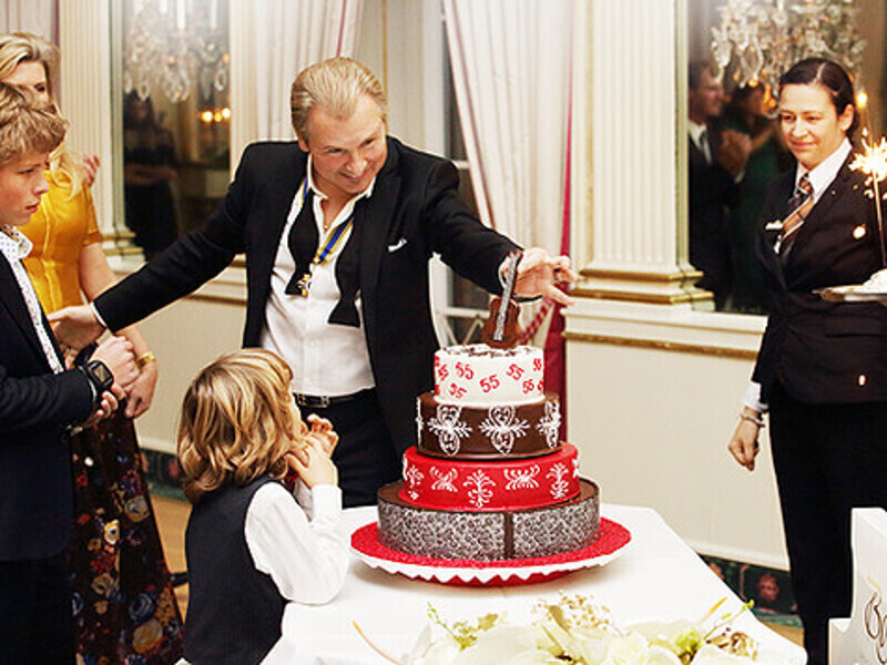 Многоярусный торт стал кульминацией вечера. Часть гитары, конечно же, досталась виновнику торжества. Фото: материалы пресс-служб.