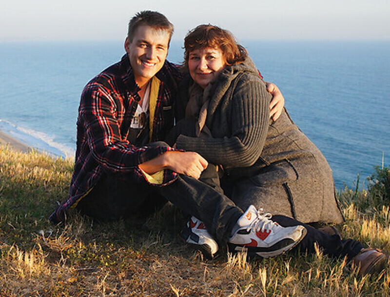 Мама Алексея прилетела в Лос-Анджелес и не отходила от кровати сына все время лечения от последствий автокатастрофы. Фото: материалы пресс-служб.