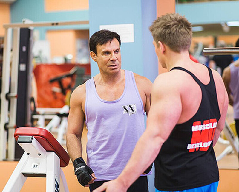 “Я продолжаю бороться со стрессами или с депрессиями не при помощи стакана или выпадения из жизни, а приходя всего лишь на час в день в спортзал”. Фото: личный архив Ефима Шифрина.