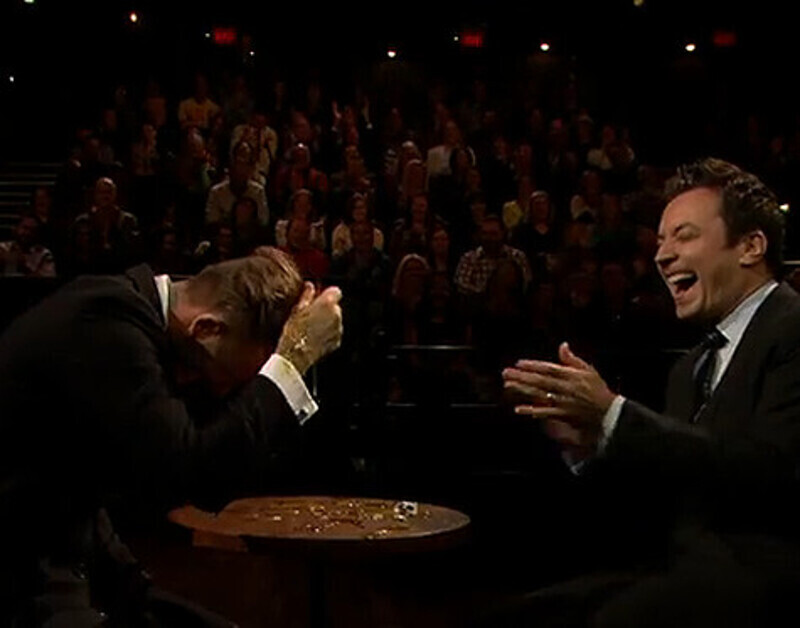 Дэвид Бекхэм на шоу Джимми Фэллона сыграл в русскую рулетку с яйцами. Фото: www.youtube.com.