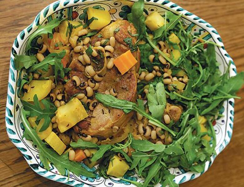 Баранина с фасолью, сельдереем и руколой.