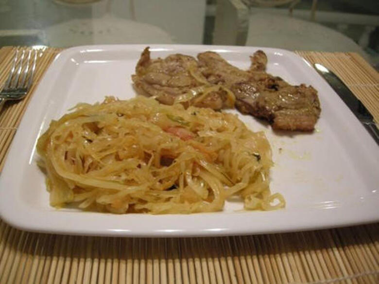 Жареная баранина с тушеной в белом вине капустой