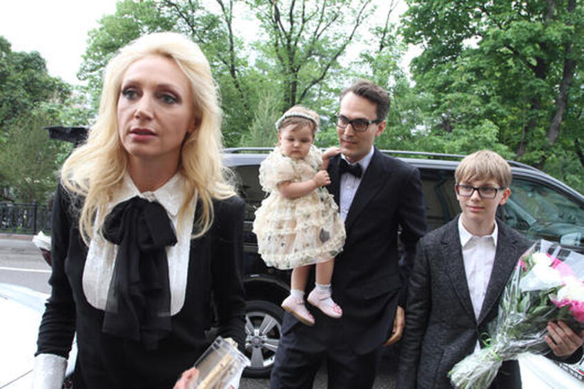 Кристина Орбакайте с семьей. 