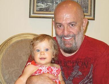 Михаил Шуфутинский с внучкой. Фото: личный архив.