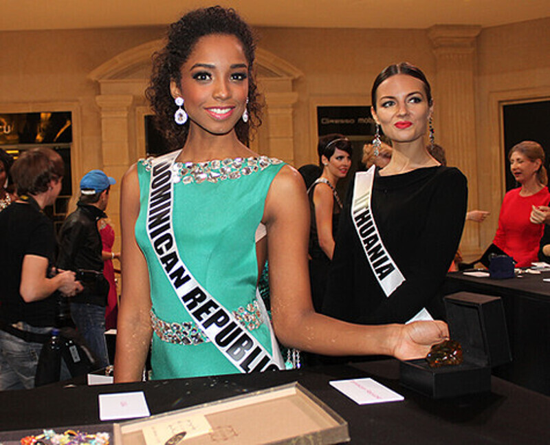 "Мисс Доминикана" демонстрирует янтарь. Фото: Гертруда Жигарева.