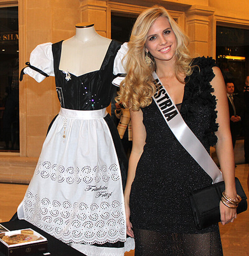 "Мисс Австрия" продемонстрировала национальный наряд. Фото: Гертруда Жигарева.