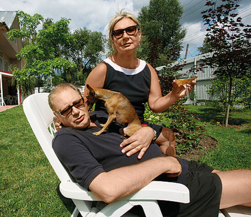 Тойтерьер Освальд обожает хозяина и не подпускает к нему никого, даже супругу Лидию. Фото: личный архив.