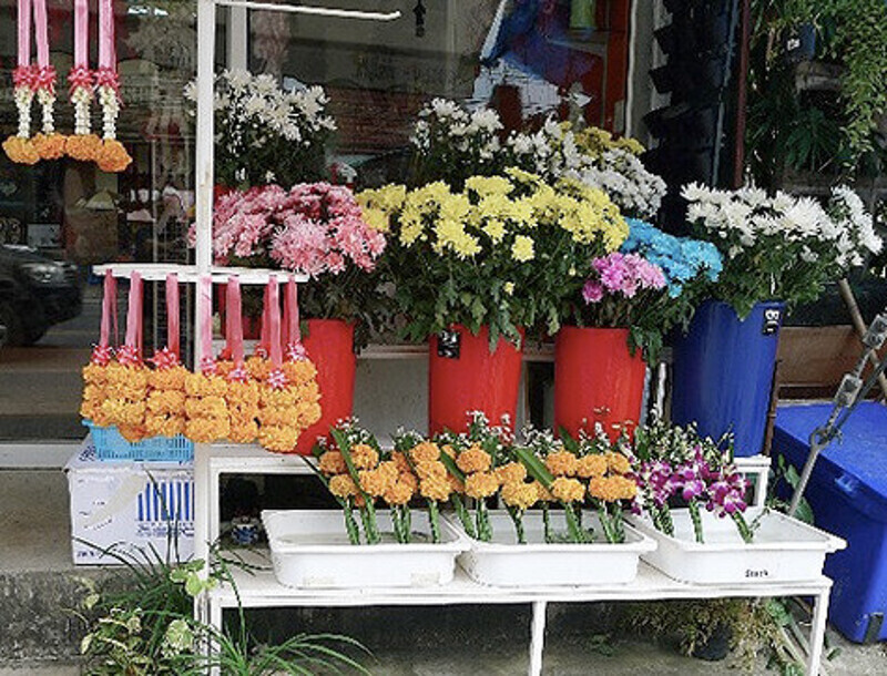 Для того, чтобы ублажить духов, в магазине нужно купить им цветы, воду и еду.