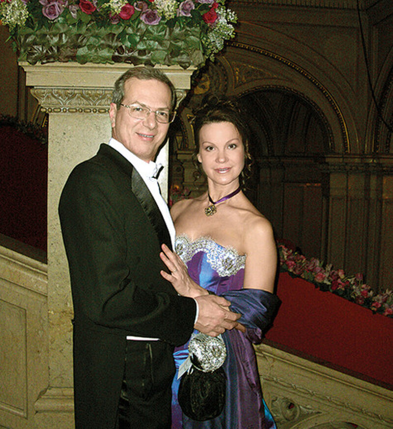 «Муж совершил настоящий подвиг, протанцевав со мной всю ночь». Супруги на Венском балу. Ежегодно это мероприятие собирает тысячи знаменитостей со всего мира. Фото: личный архив Ирины Чериченко.