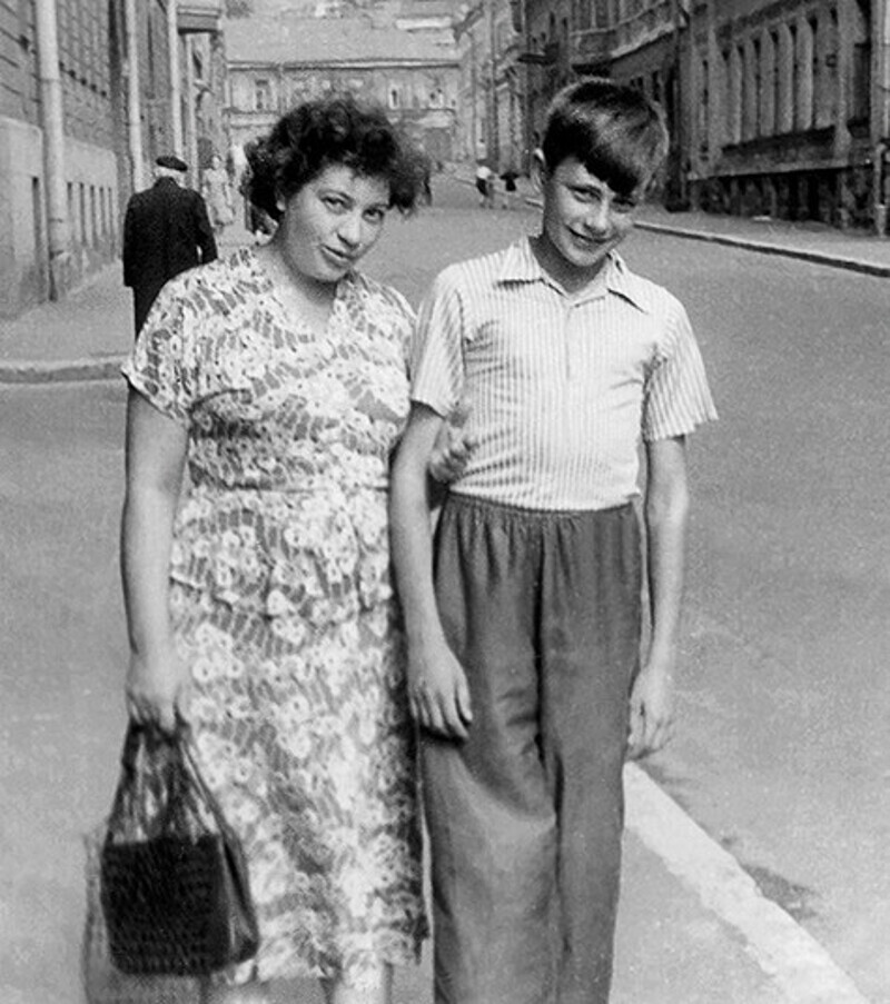 Будущая звезда с мамой, Еленой Сергеевной, рядом с родным домом. «Той Москвы давно уже нет», – сетует артист. Фото: личный архив.