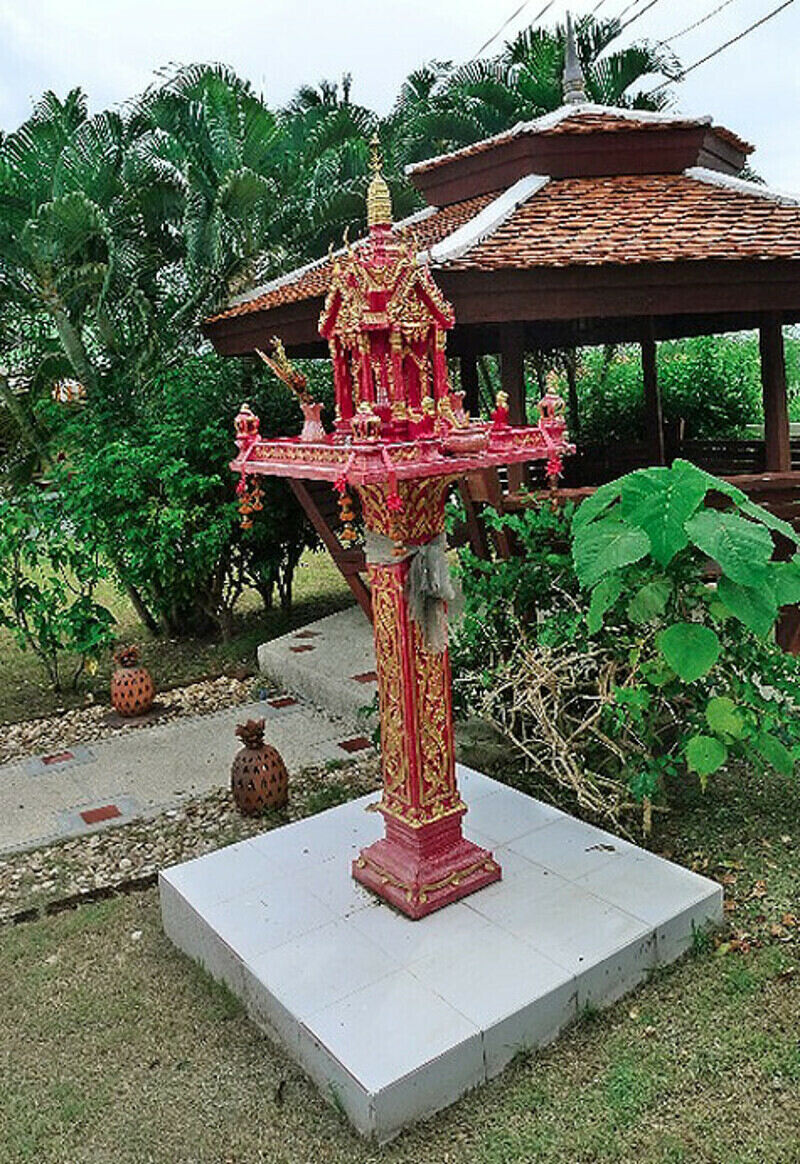 Вот такой домик духов достался нам от хозяев. Пришлось взять местных духов под опеку.