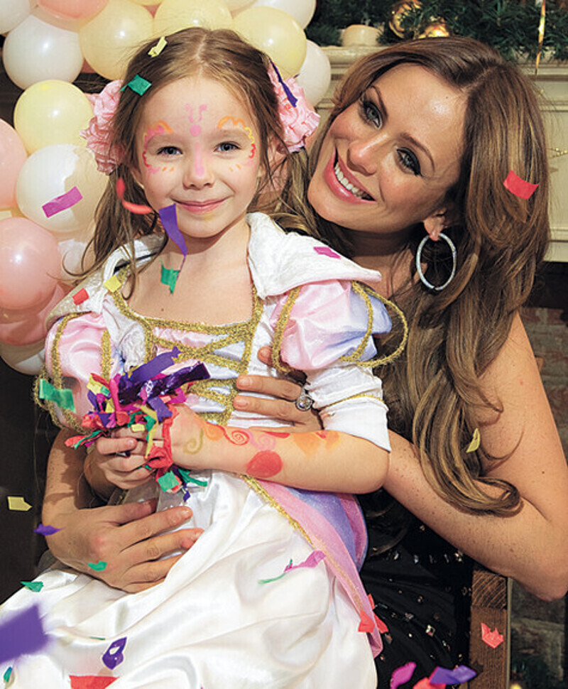 Моя дочка Верочка и Сашина Александра очень хорошо общаются. Но хотелось бы видеться чаще. Теперь, когда они обе школьницы, надеюсь, что их расписания будут совпадать. Фото: личный архив.