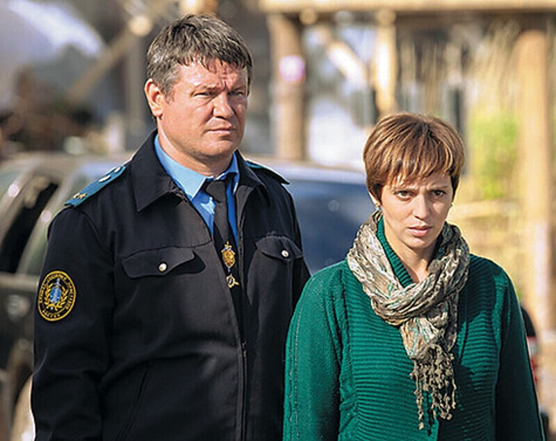 В сериале «Бывшая жена» Нелли Уварова превратилась в судебного пристава, пытающегося добиться алиментов от своего мужа. Кадр из сериала.