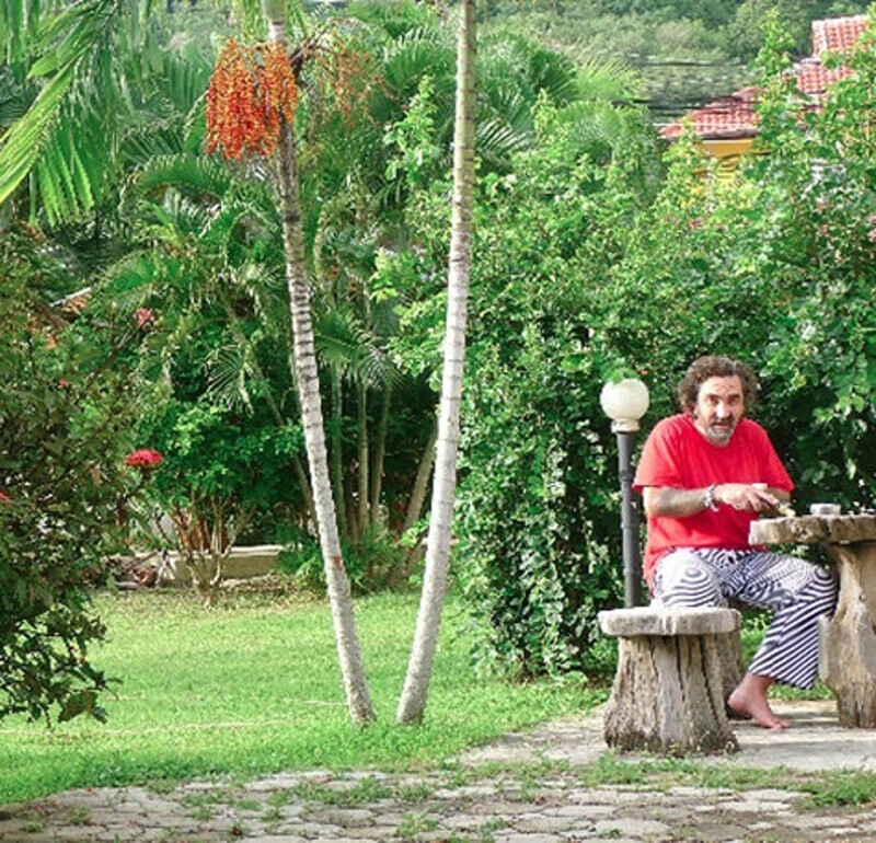 В живописном саду, окружающем наш дом, муж обустроил свой уголок «золотые руки»...