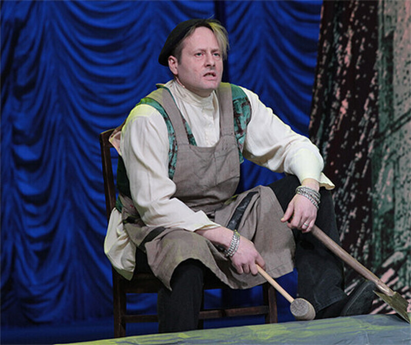 Верится с трудом, что Радзюкевич попал на сцену прямо с завода, от станка. А между тем это факт. Фото: Лилия Шарловская.