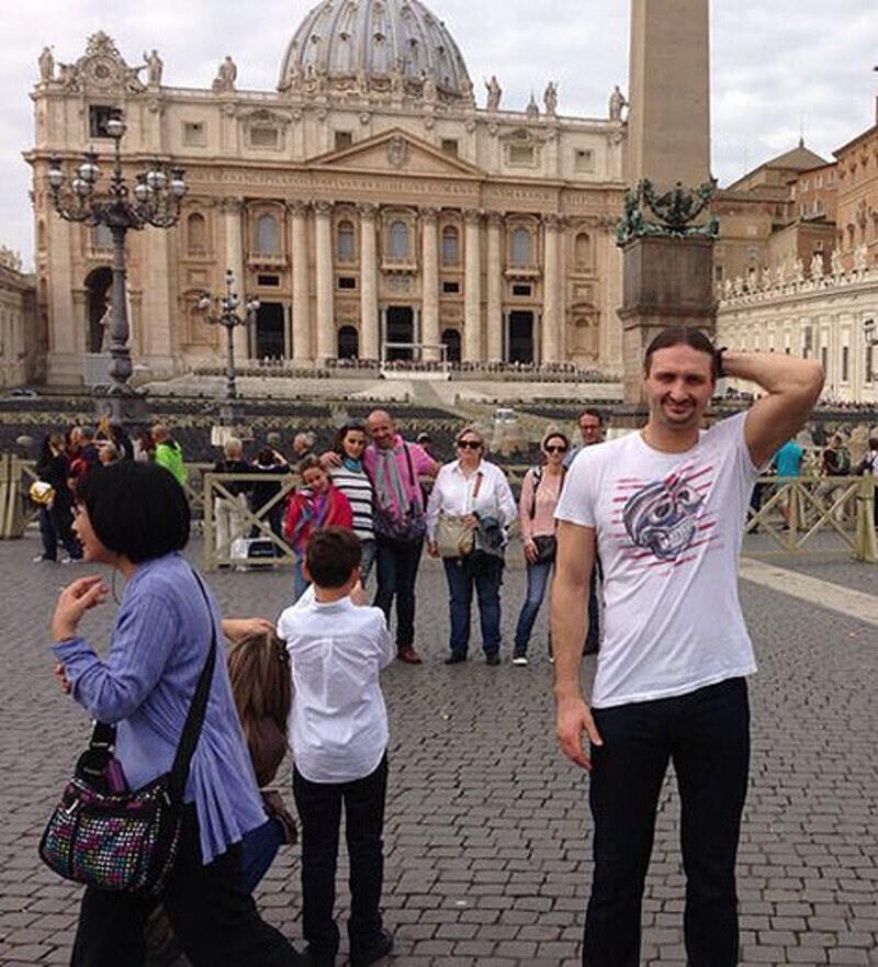 Эдгар Запашный привез домой большую коробку макарон и целую сумку разных сладостей. Фото: личный архив братьев Запашных.