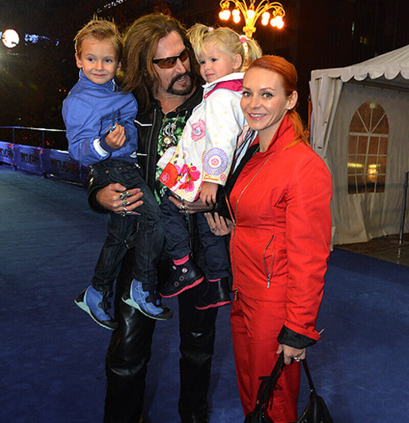 Никита Джигурда с семьей. Фото: Fotodom.ru.