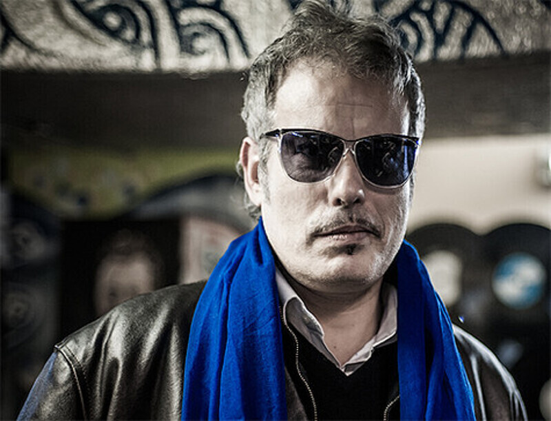 Одна из целей Тома — найти любимую женщину, которая будет способна принять его сложный образ жизни. Фото: www.sinatratom.com.