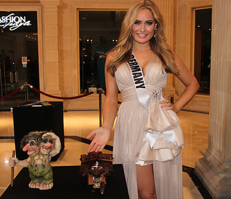 "Мисс Германия" выставила на продажу национальные настенные часы ручной работы. Фото: Гертруда Жигарева.