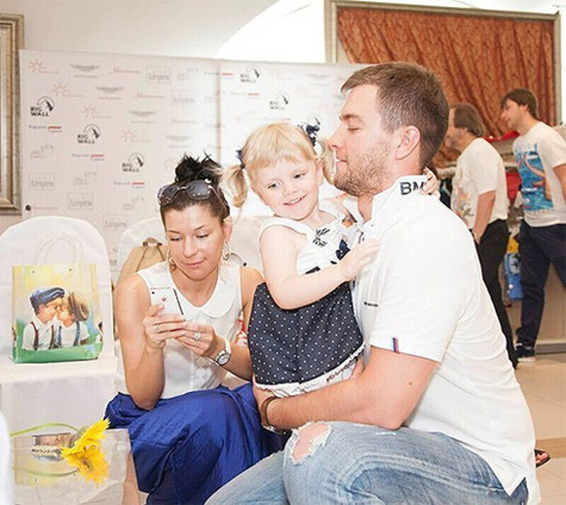 «Сколько ни делали УЗИ, пол ребенка специалисты нам назвать не могли. Пришлось ждать родов». Екатерина Воронина, Андрей Карпов и их дочь Елизавета. Фото: Vk.com.