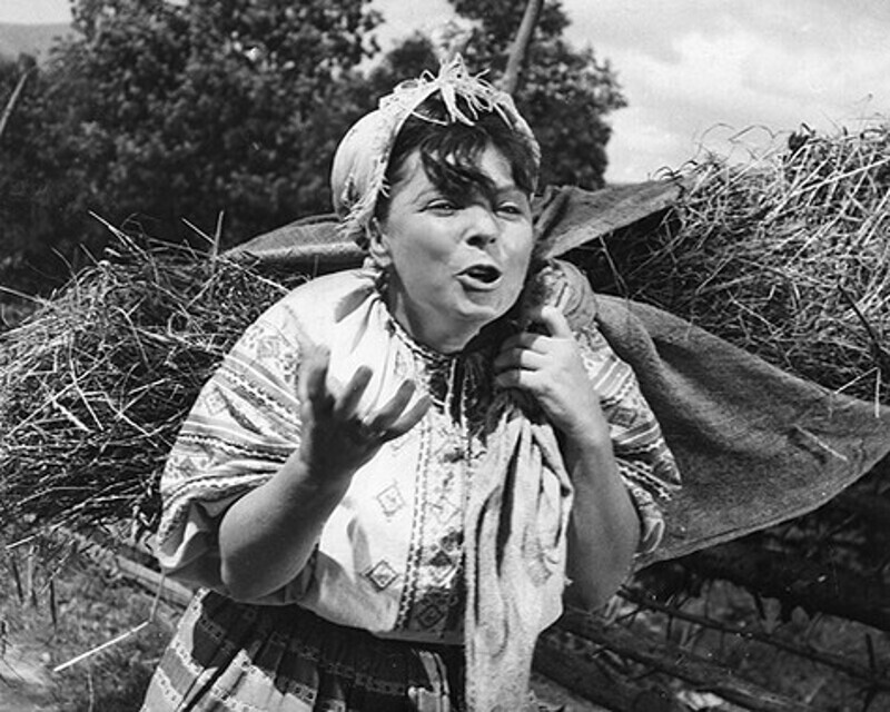 У нее было великолепное чувство юмора. Может, поэтому режиссеры часто предлагали ей комедийные образы (кадр из фильма «Трембита»). Фото: Fotodom.ru.