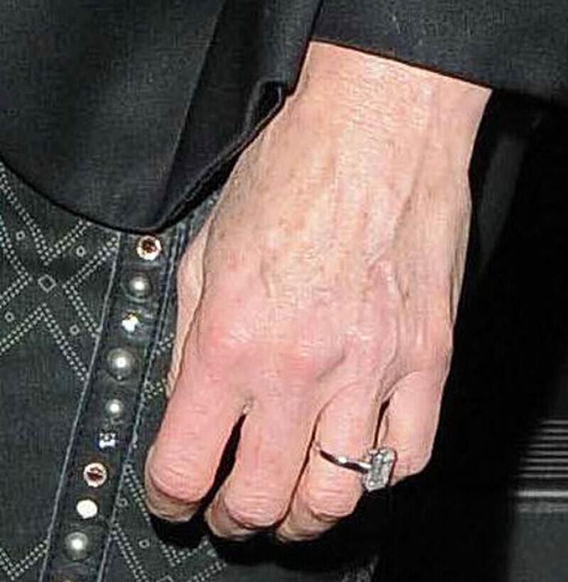 Обручальное кольцо появилось на руке Эль Макферсон в марте этого года. Фото: Rex Features/Fotodom.ru.