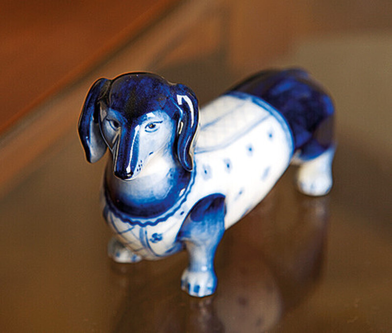 Собачка с гжельской росписью – своего рода эксклюзив. Фото: Сергей Козловский.