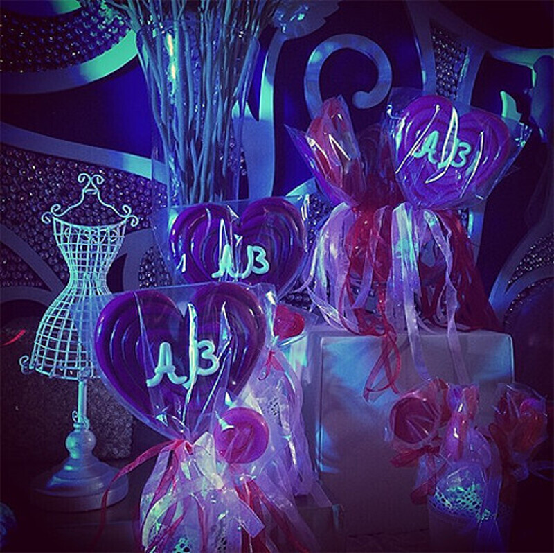 Банкетный зал украшали леденцы с инициалами маленькой именинницы «А.В.». Фото: Instagram.com.