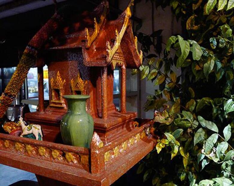 Домики для духов стоят повсеместно...