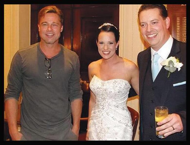 Брэд Питт со счастливыми молодоженами. Фото: Twitter.com.