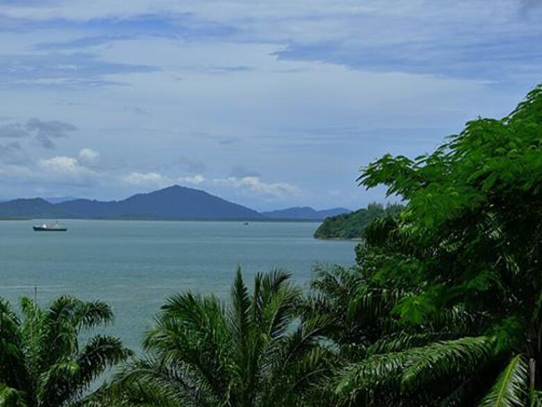 Уже на следующий день мне пришлось уехать в соседнюю Мьянму и любоваться на Таиланд из-за границы.