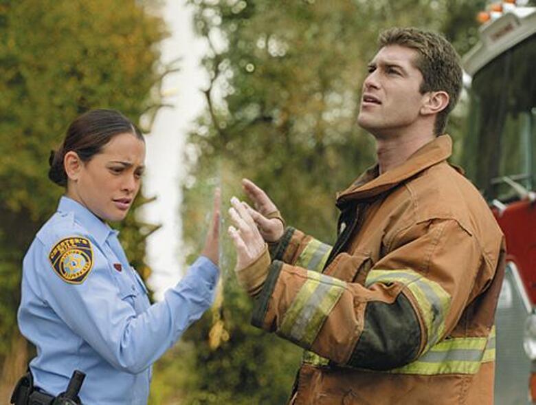 Кадр из сериала. Невидимый купол является не только главной интригой, но и сложнейшим спецэффектом, который выглядит весьма реалистично.