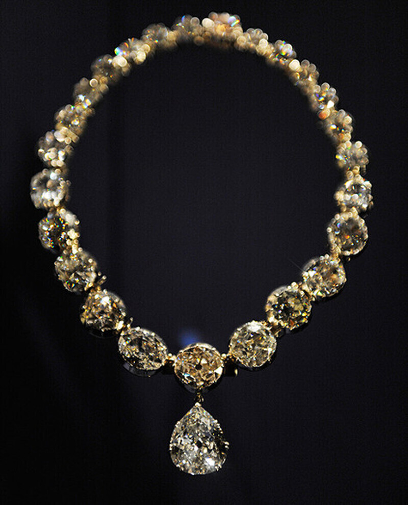 Драгоценное колье Елизаветы II с церемонии коронации. Фото: Camera Press/Fotodom.ru.