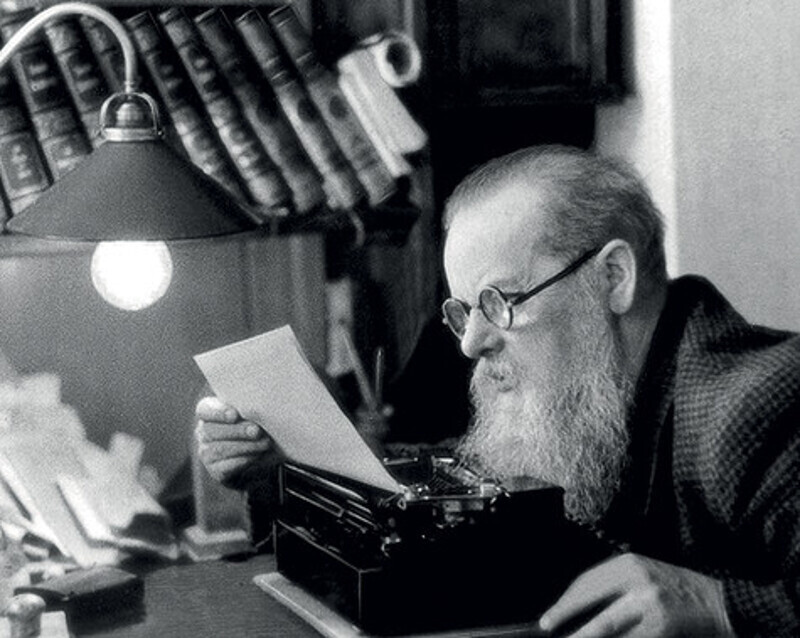 Слава пришла к Бажову только в шестьдесят лет. Наша героиня называет отца человеком позднего цветения. Фото: личный архив Ариадны Бажовой-Гайдар.