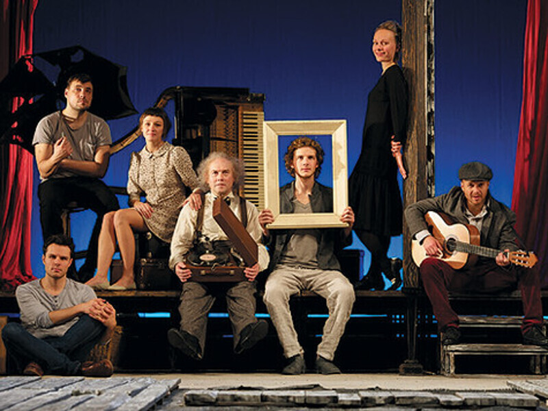 В спектакле «Старший сын» Виктор Иванович впервые сыграл отца двоих детей. Быть папой актеру понравилось. Фото: материалы пресс-служб.