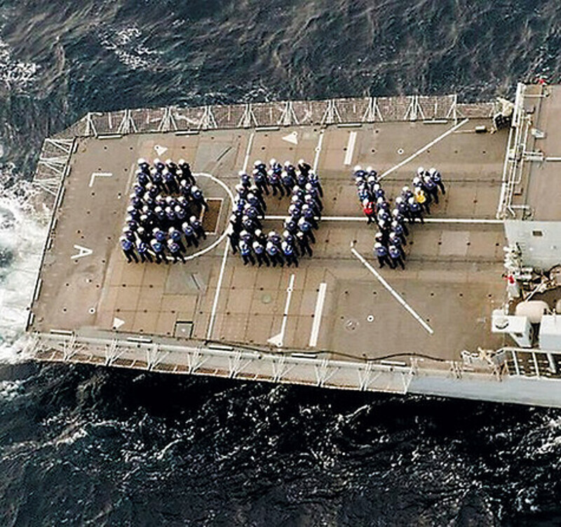 Вооруженные силы Великобритании не остались в стороне и также поздравили герцога и герцогиню Кейт с рождением первенца. Например, экипаж одного из судов Королевских ВМС выстроился на палубе в слово «boy» — мальчик. Фото: Twitter.com.