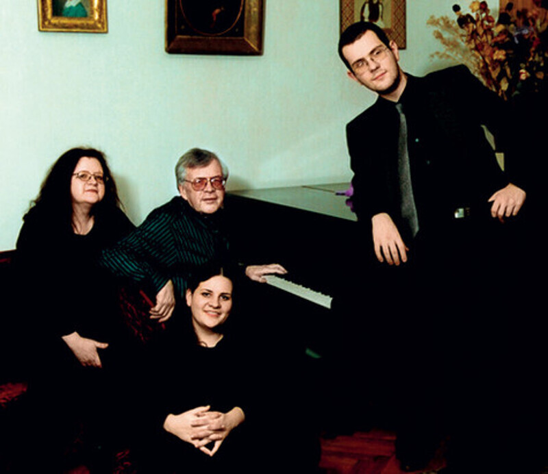 Композитор Андрей Петров с дочерью Ольгой и внуками Петром и Мананой. Фото: личный архив Мананы Гогитидзе.