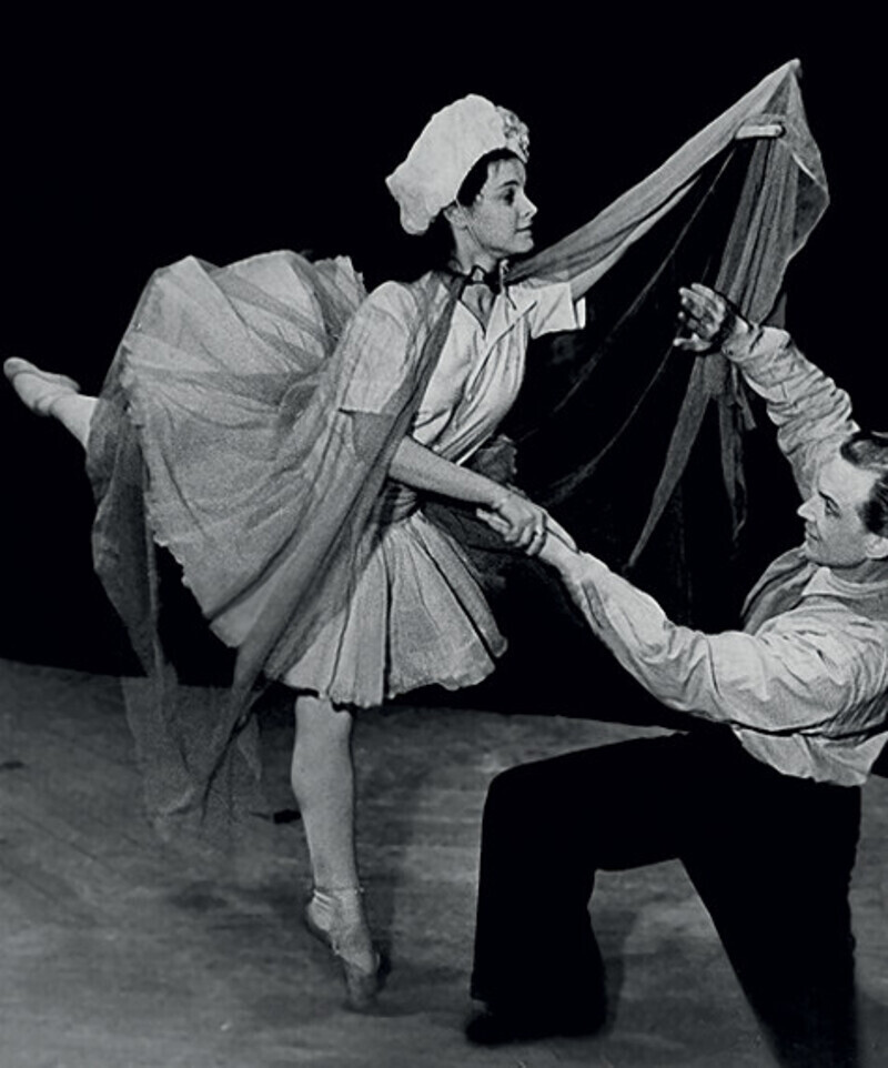 Образ юной балерины Урлауб хранят не только старые фотографии, но и фарфоровая статуэтка по эскизам художника Пахомова, представленная в экспозиции Русского музея в Петербурге. Фото: личный архив Татьяны Пилецкой.