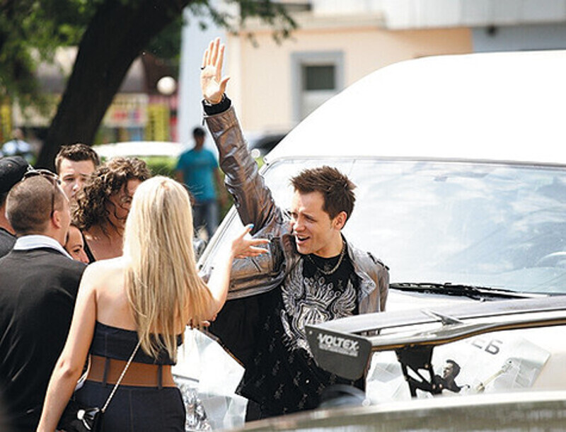 Рабочий момент съемок фильма «Пока еще жива», где актер сыграл практически самого себя — музыканта. Он же и автор песен к ленте. Фото: Kinopoisk.ru.