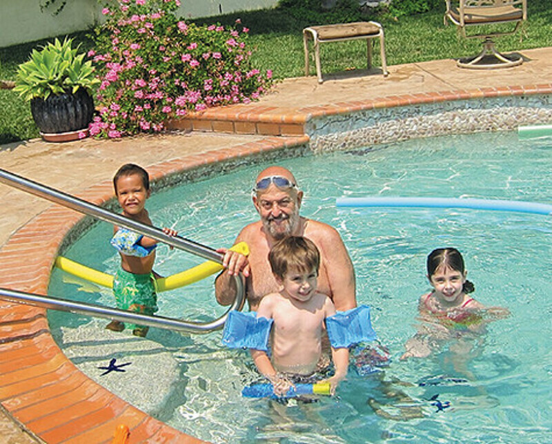 Михаил Шуфутинский с семьей. Фото: материалы пресс-служб.