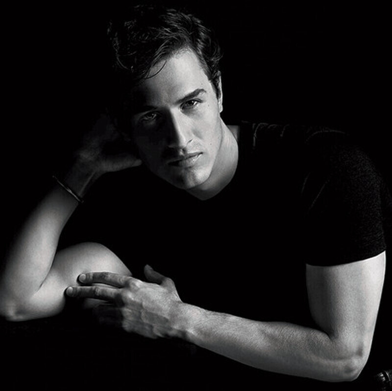 Чарли Сим. Фото: материалы пресс-служб.