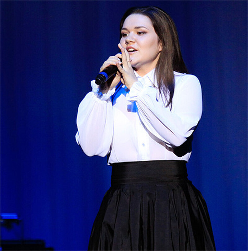 За последние полгода Дина заметно похудела. Но на вопросы о диетах отвечает, что никакой не придерживается, а просто много работает. Фото: Наталья Мущинкина.