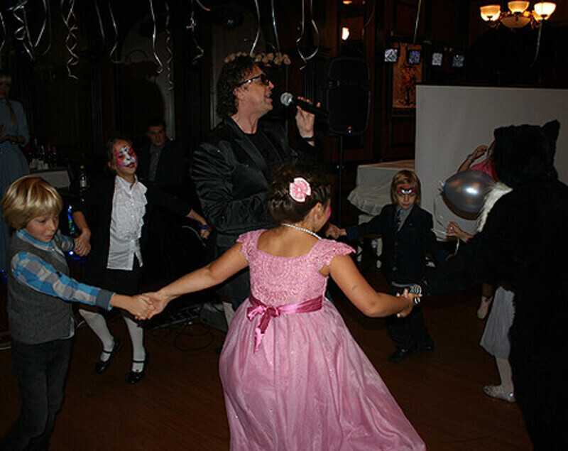 Рома Жуков спел на празднике своего сына. Фото: материалы пресс-служб.