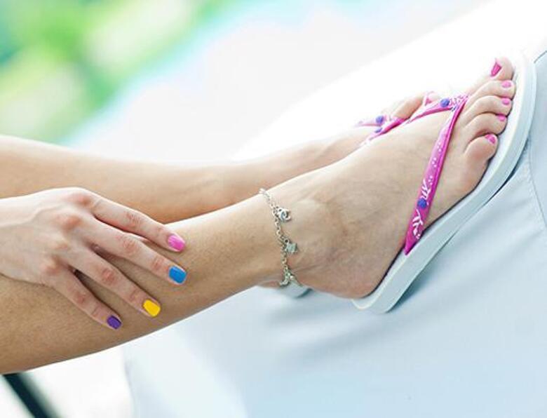 Маникюр и педикюр не должны совпадать по цвету. Фото: Fotolia/PhotoXPress.ru.