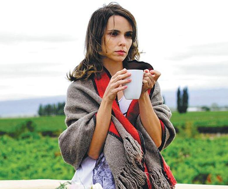 Вскоре после того, как маленькая Рита оказывается на свалке, ее удочеряет семья и увозит в Аргентину.