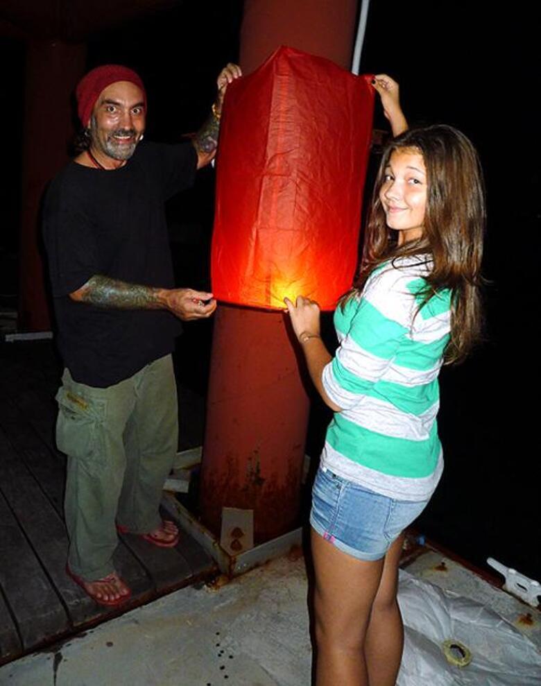 Муж и дочка отправили в небо свой небесный фонарик. 