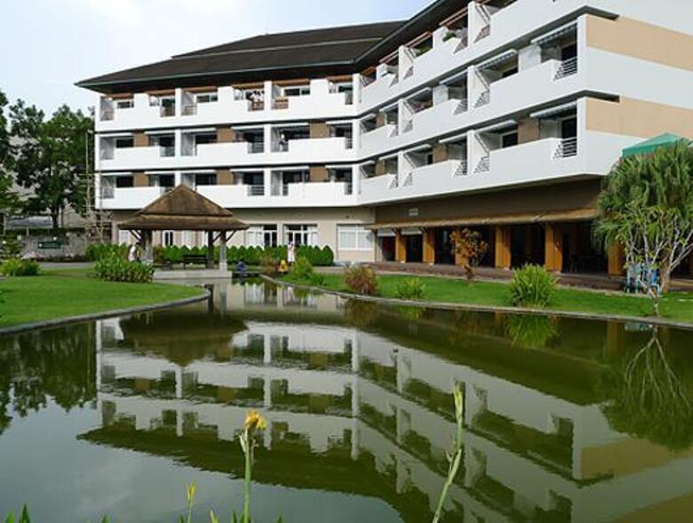 Перед корпусом, где находятся палаты, есть даже беседка для медитаций.