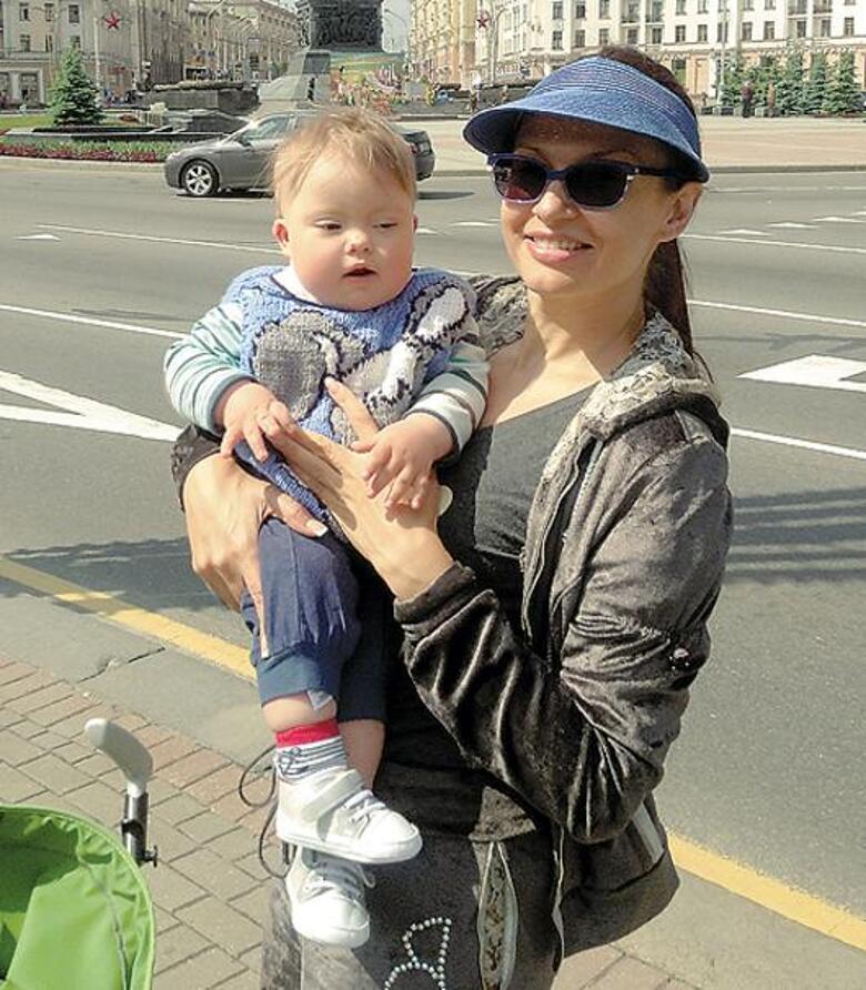 Эвелина Бледанс с сыном.