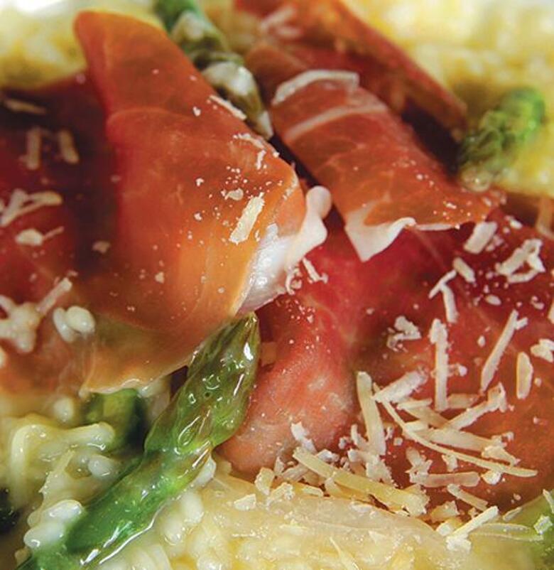 Ризотто со спаржей и пармской ветчиной.